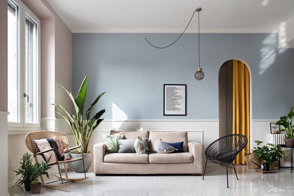 客厅空间简约自然为主，沙发背景墙选用蓝色为主基调，搭配布艺沙发和拱形门，显得更加温馨浪漫。