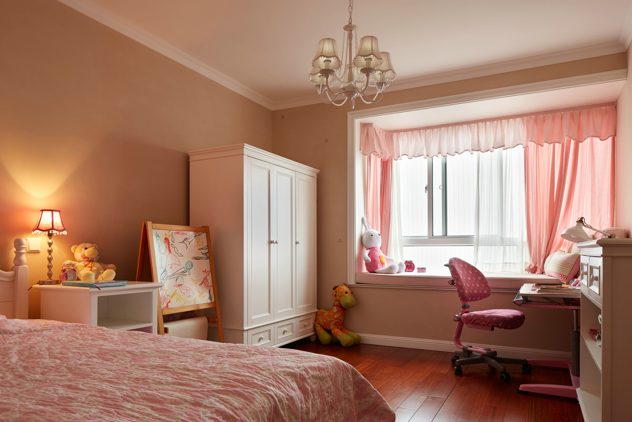 浅黄色基调的背景墙，搭配粉色软装，营造出温暖舒适，充满少女感的儿童房空间。