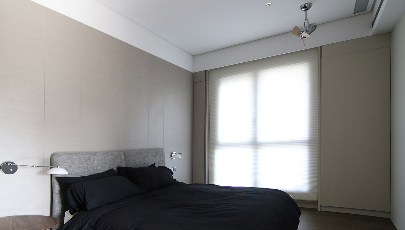 通过简单的床体造型，给主卧卧室空间带来一种视觉延伸感，赋予空间大方的基调。