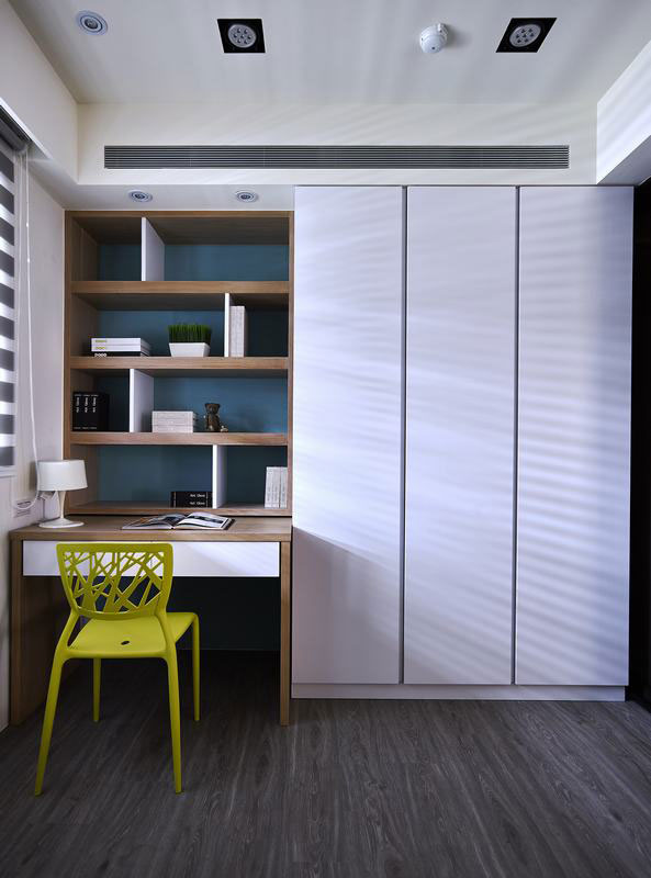 侧卧采用衣柜、写字桌一体化打造，既满足了日常生活收纳，也让整体空间更为和谐统一。