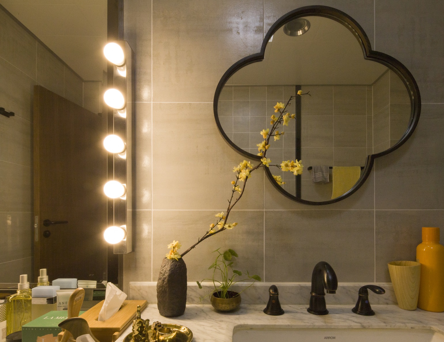 卫浴镜面设计雅致，花式摆件造型简洁，在竖条壁灯的衬托下，空间简约又不失精致。