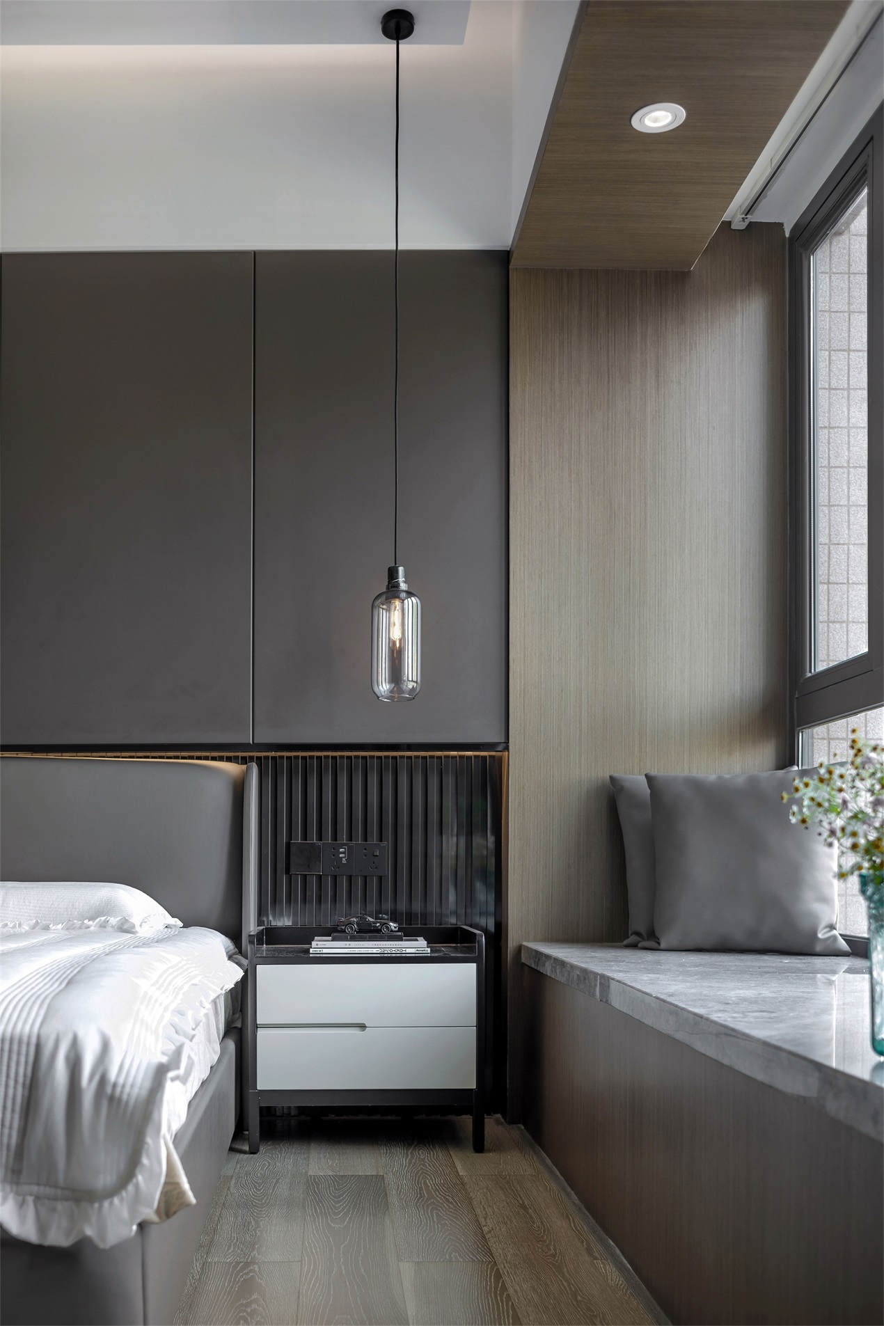 主卧拥有新中式的韵味，床头背景墙设计与现代的材质融合，简单实用。