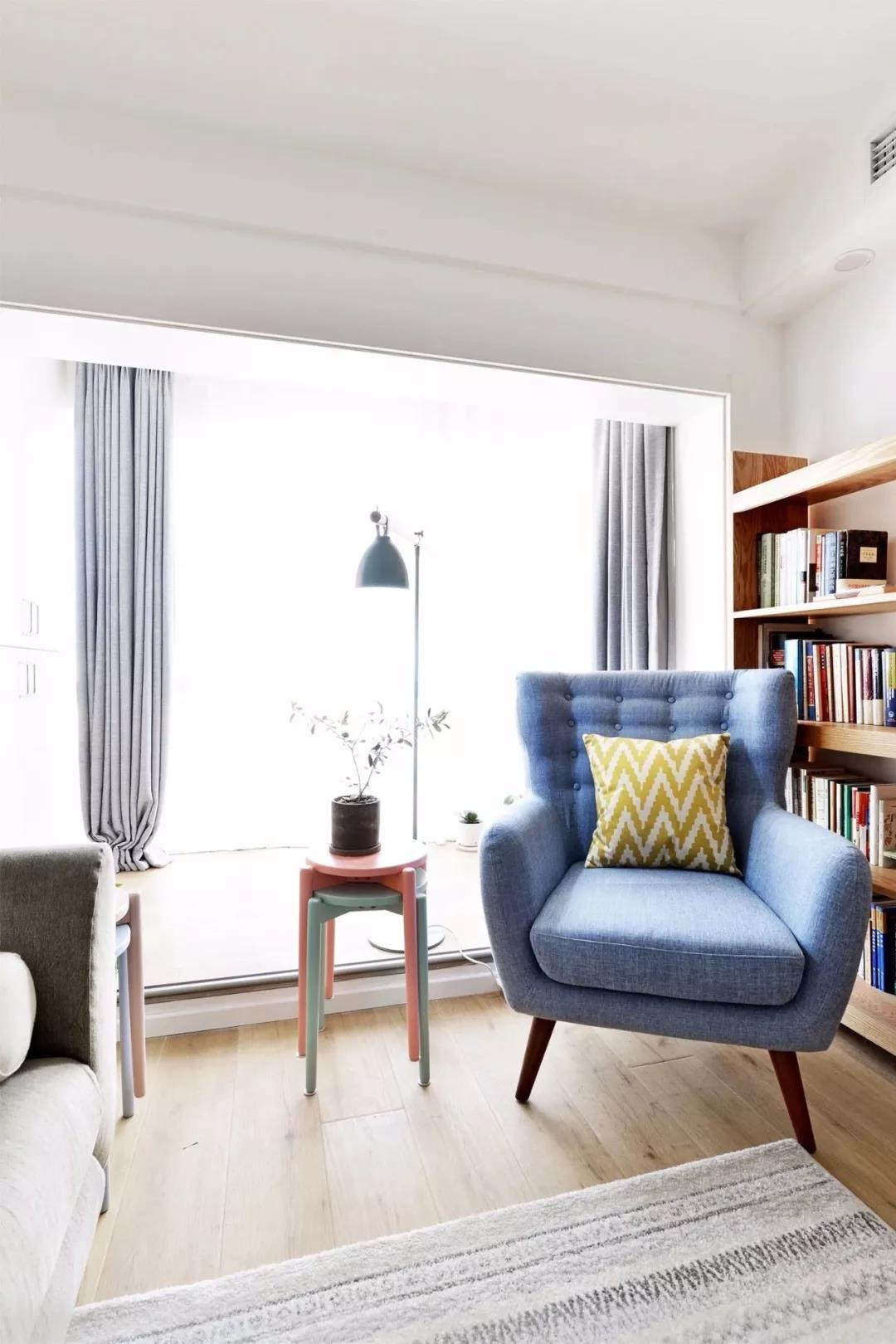 蓝色布艺沙发强调现代风格的时尚感，线条流畅，配色鲜明，成为休闲一角。