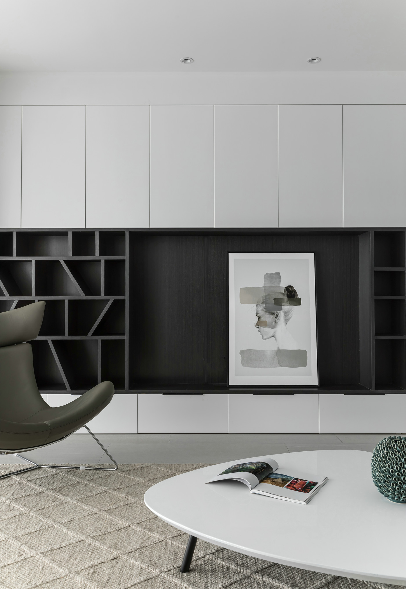 电视机背景墙采用黑白设计，增加了空间的收纳功能，使客厅更具文艺气息。
