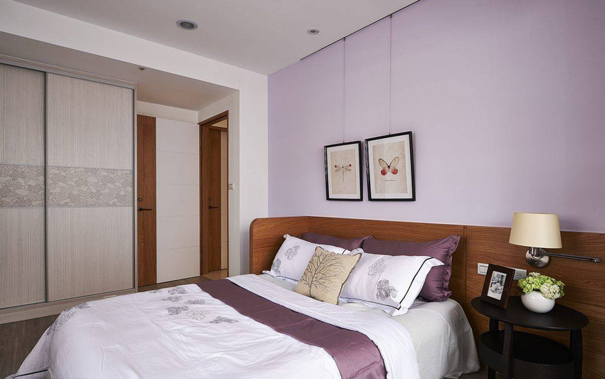 次卧背景墙设计为粉色，搭配粉白色床品点缀，赋予了空间色彩多样性。
