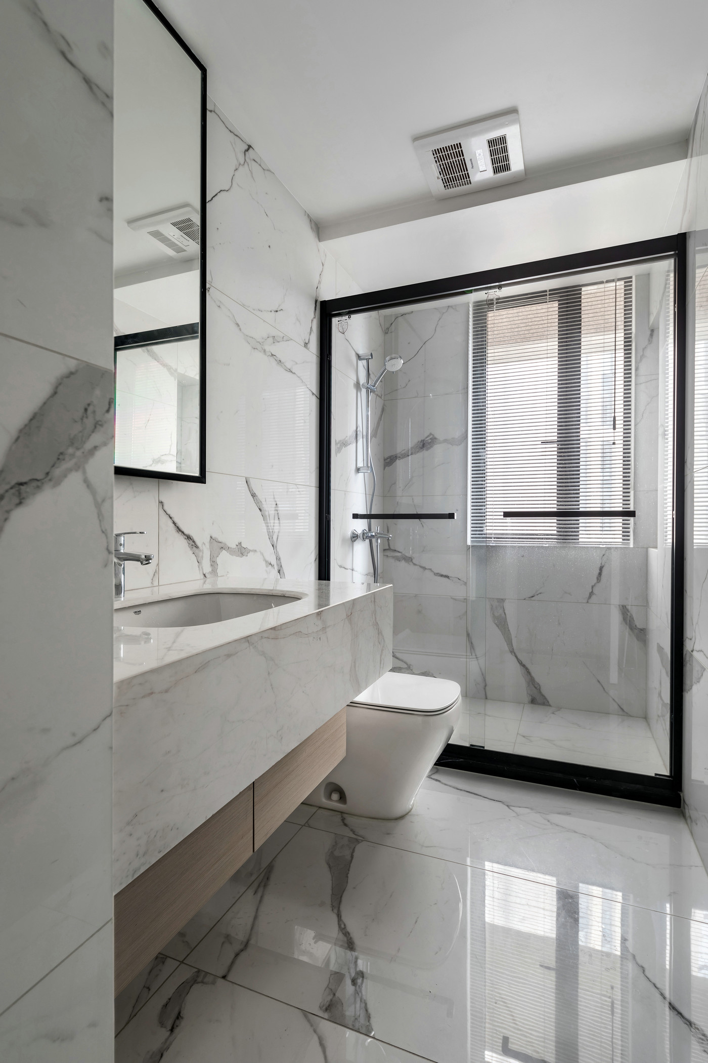 客卫大面积使用白色大理石铺贴，简约大方，提升卫浴空间颜值，尽显大气精致。