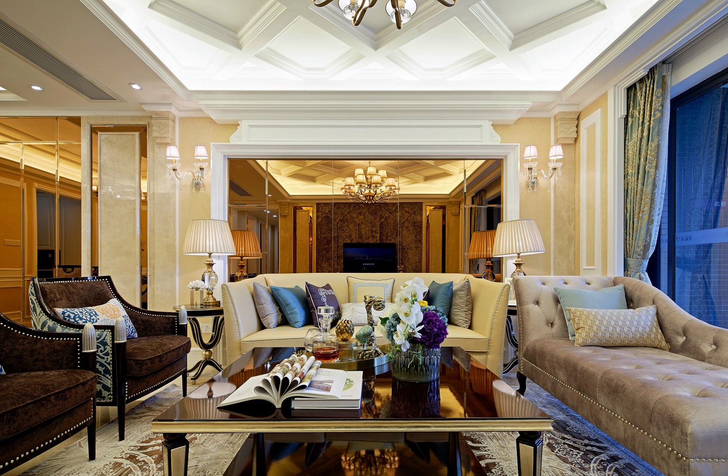 客厅空间氛围大气不张扬，典雅的配色搭配精致的软装细节，完美呈现出高雅华丽的效果。