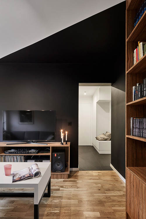 温暖，质感的木地板和木制书柜为空间创造出舒适的起居区。