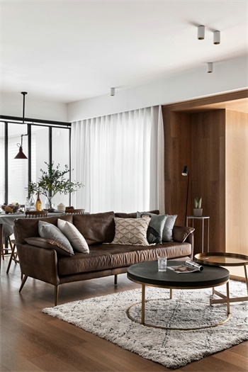 设计师合理利用客厅空间，沙发将空间一分为二，打造出独立的用餐氛围。