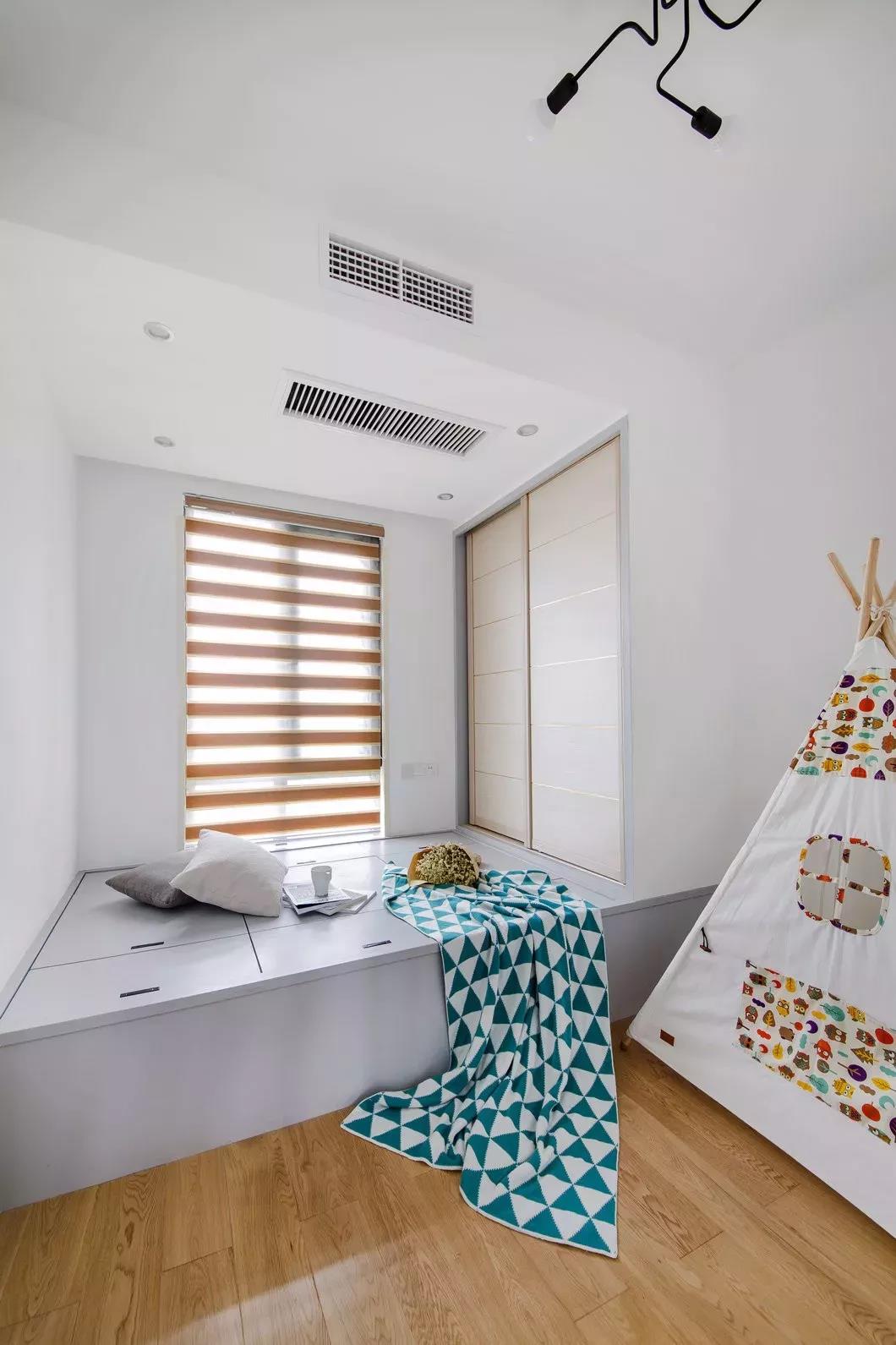 榻榻米提高了空间利用率，床尾墙面设计嵌入式衣柜，整体视觉整洁温馨。
