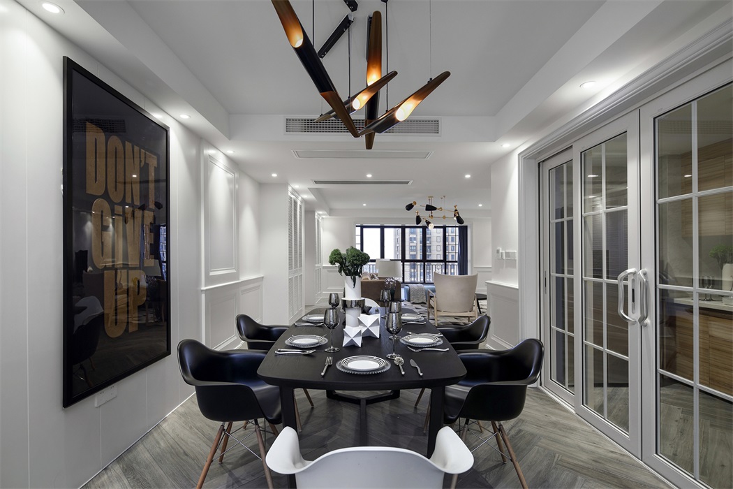 餐厅空间选用黑白配色设计，时尚家具塑造出富有仪式感的用餐氛围。