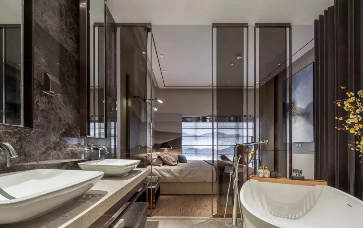 卫生间设计雅致，隔断融入了传统中式的元素，勾勒出通透舒朗的卫浴氛围。