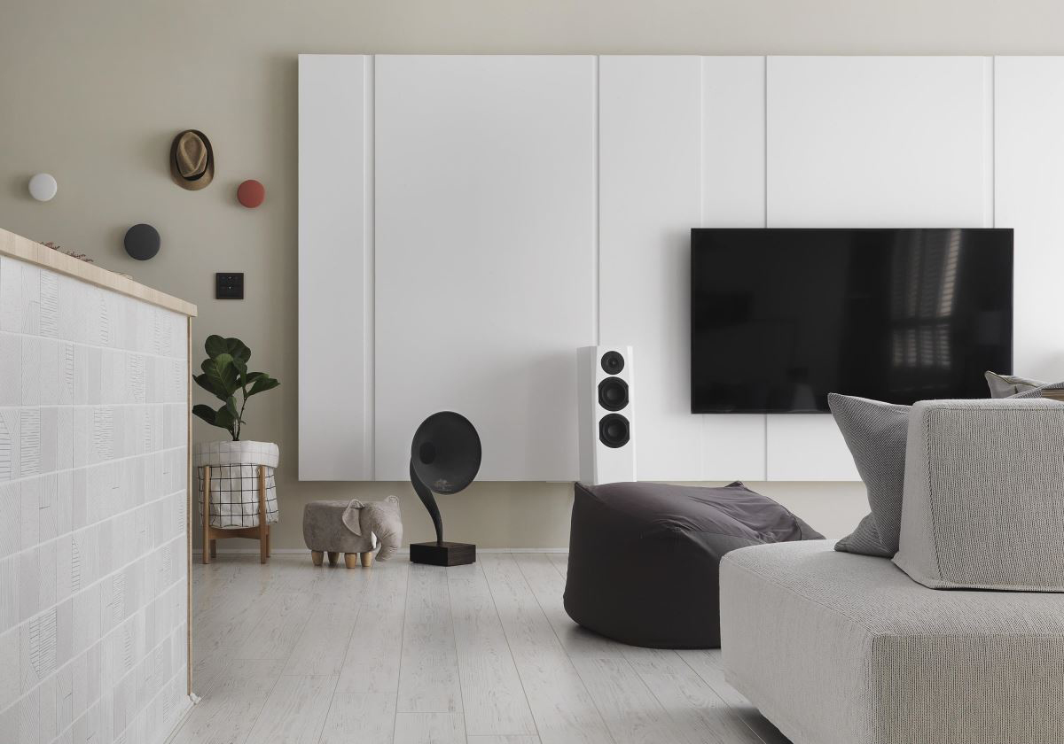 电视机背景墙采用经典的黑白色系搭配，体现出空间的独特和时尚。