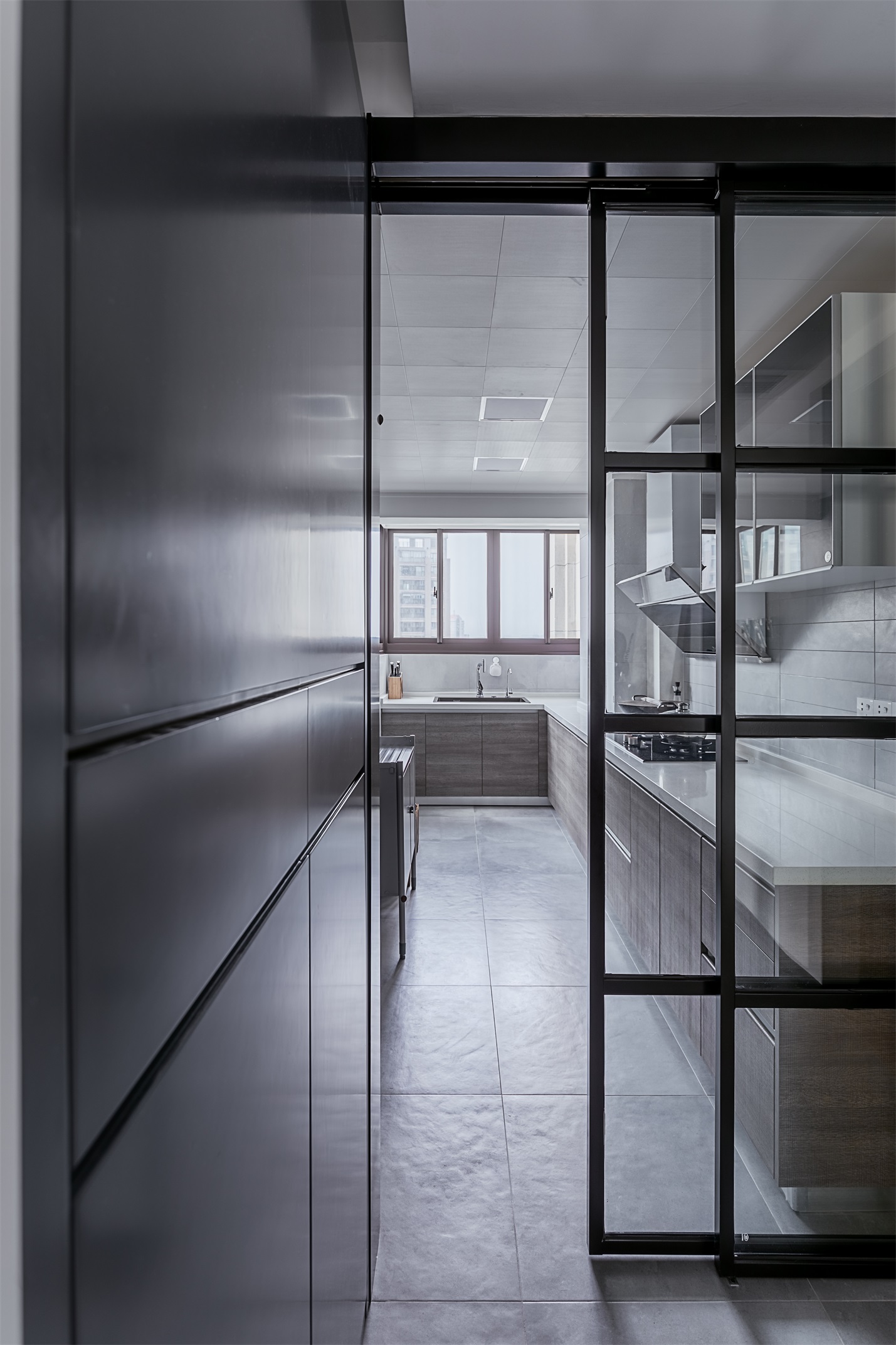 U型厨房优雅大气，采光好，木质橱柜搭配白色工作台的设计手法，使视觉更加开阔。