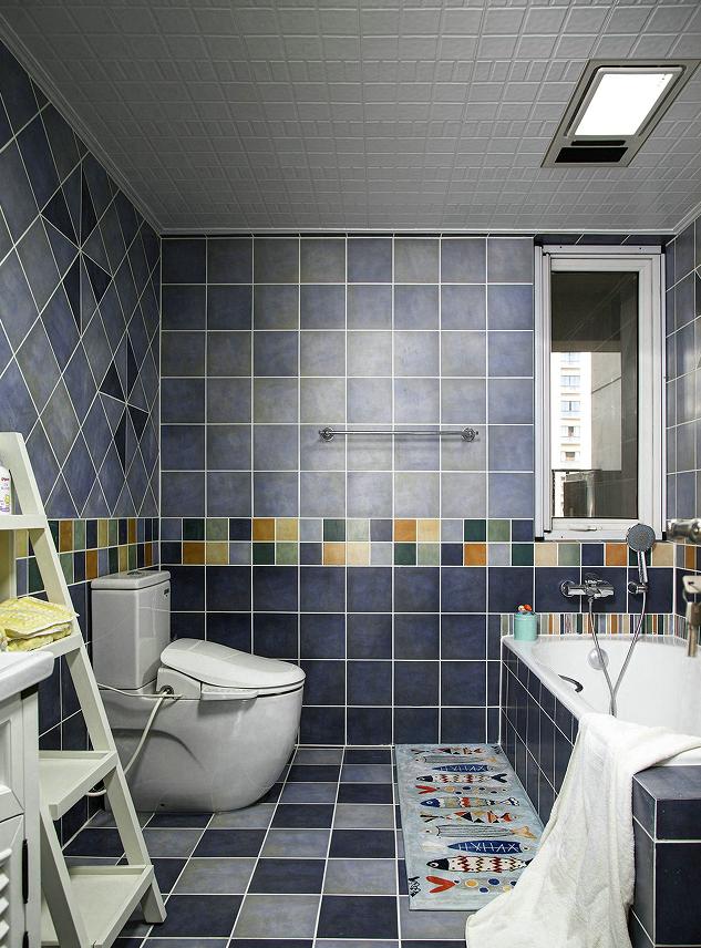 卫浴空间采用蓝色砖面铺贴，并在腰线处做了跳色处理，提升了空间魅力。