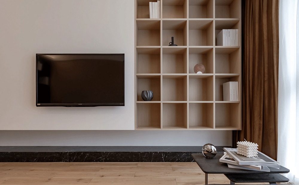 电视机背景墙采用优雅的白色与收纳柜拼接打造，展现出柔和气质。