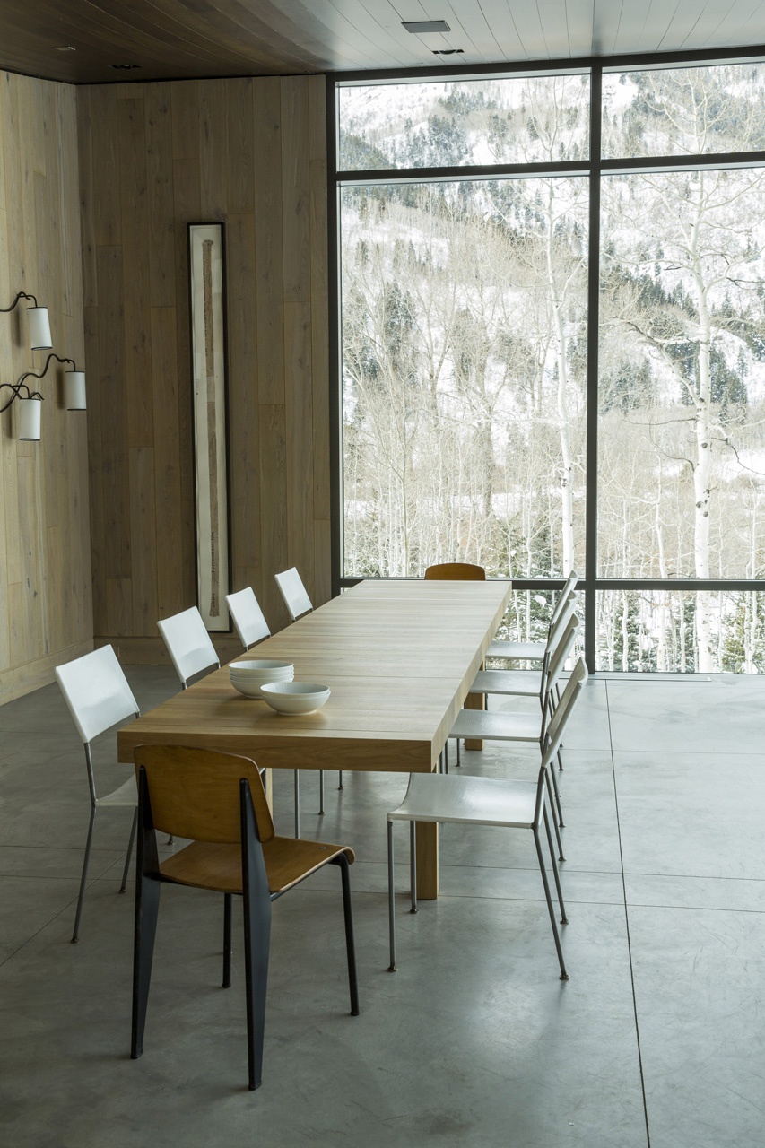 餐厅采光较好，木质背景下搭配干练十足的暖色餐桌椅，温馨氛围感拉满。