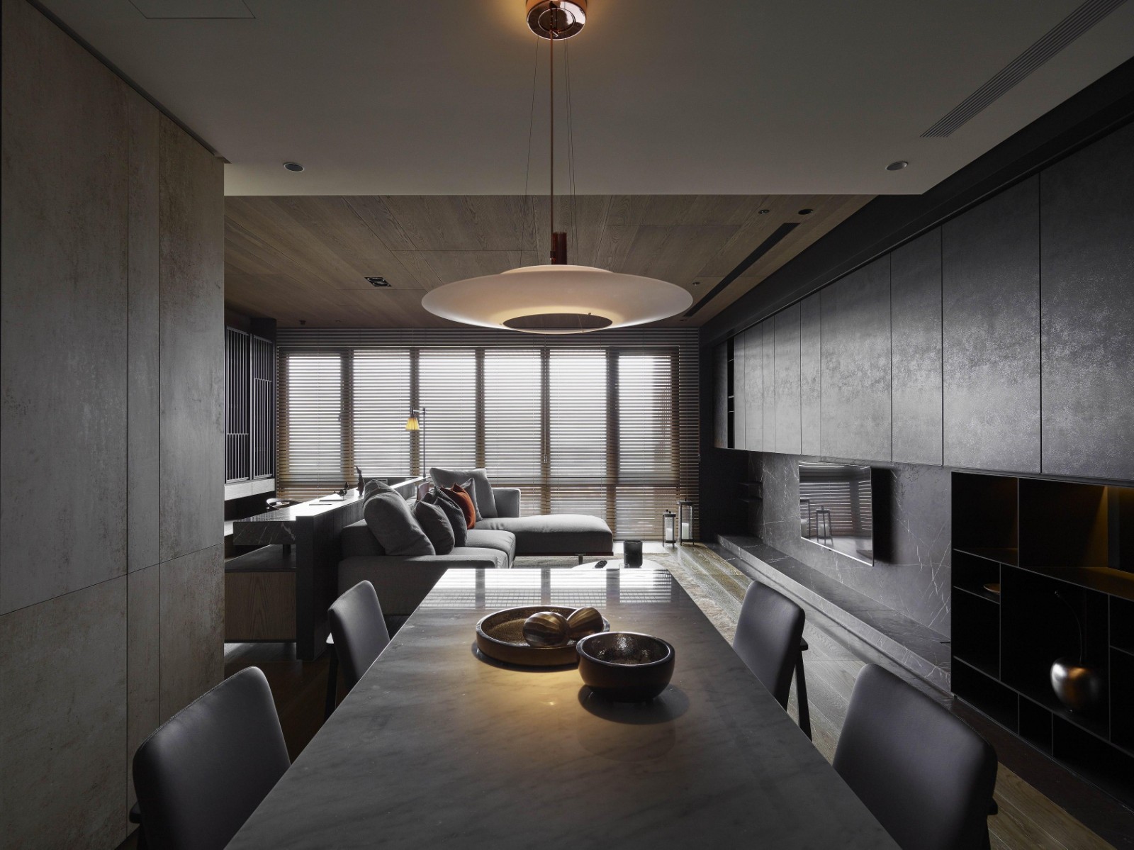 餐厅与客厅相连，冷静色系的餐桌椅使用餐空间格外清雅静谧，与客厅基调形成一致。