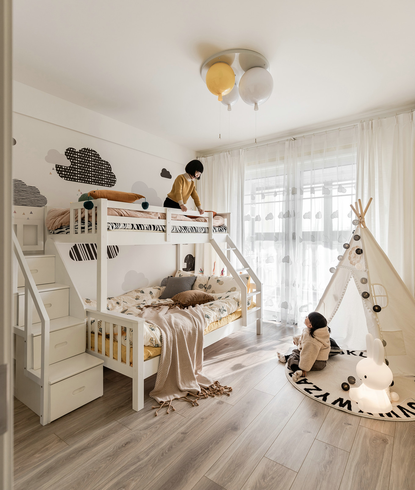 儿童房无主灯的设计手法，让空间倍显整洁，高低床提升了空间利用率。