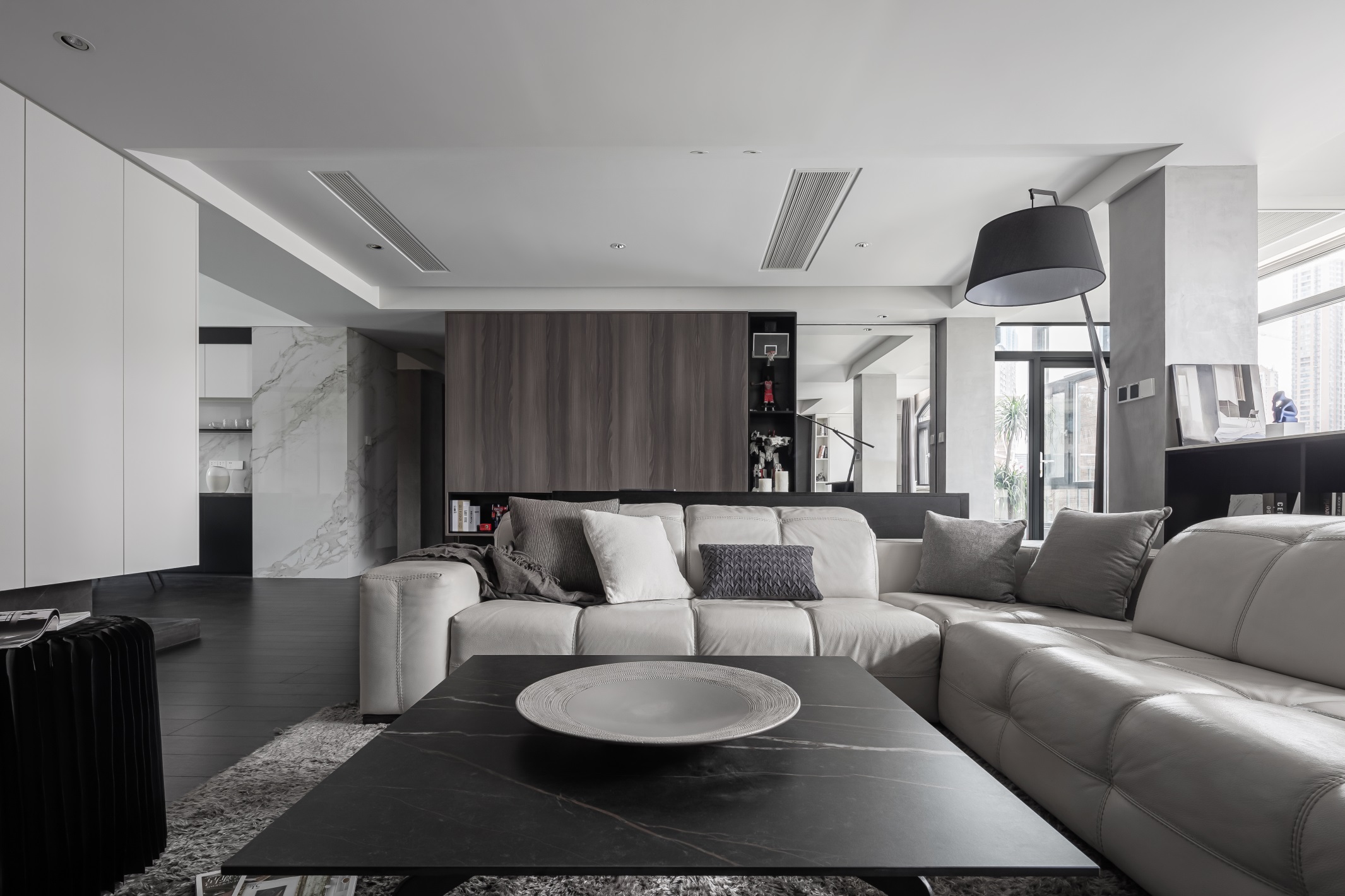 客厅以冷色调为主,结合现代元素软装设计,给空间营造了一种冷峻静谧的