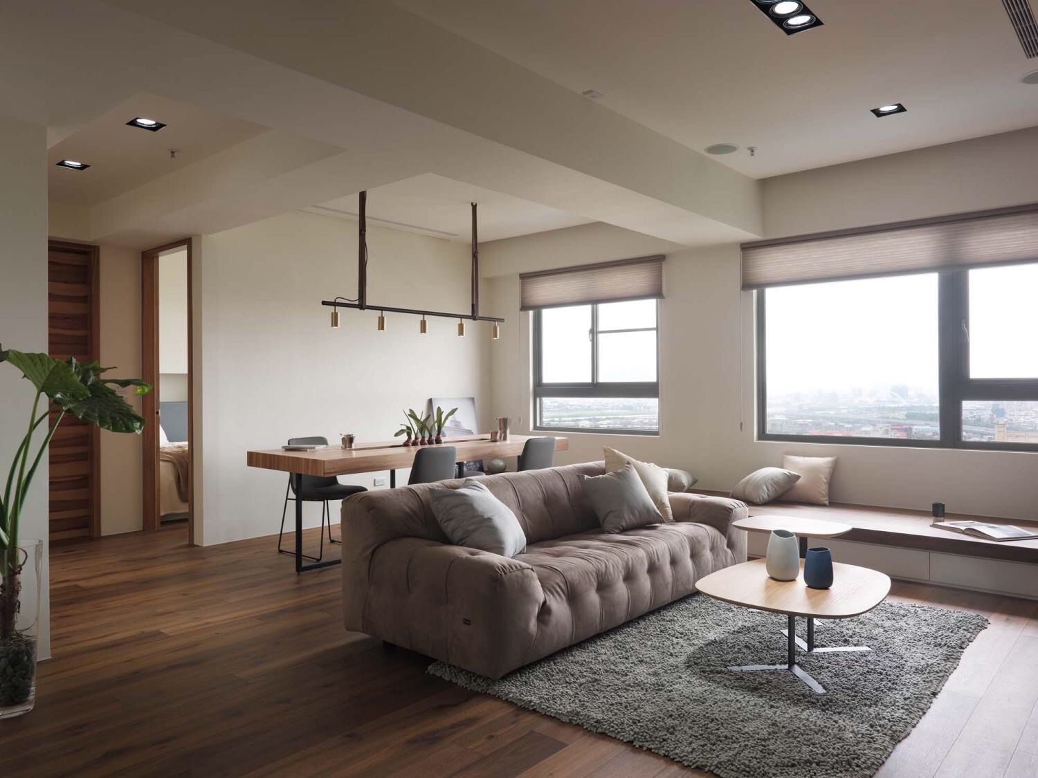 客厅以木色的基调为主，赋予空间深沉内敛的气质，彰显不凡品味。
