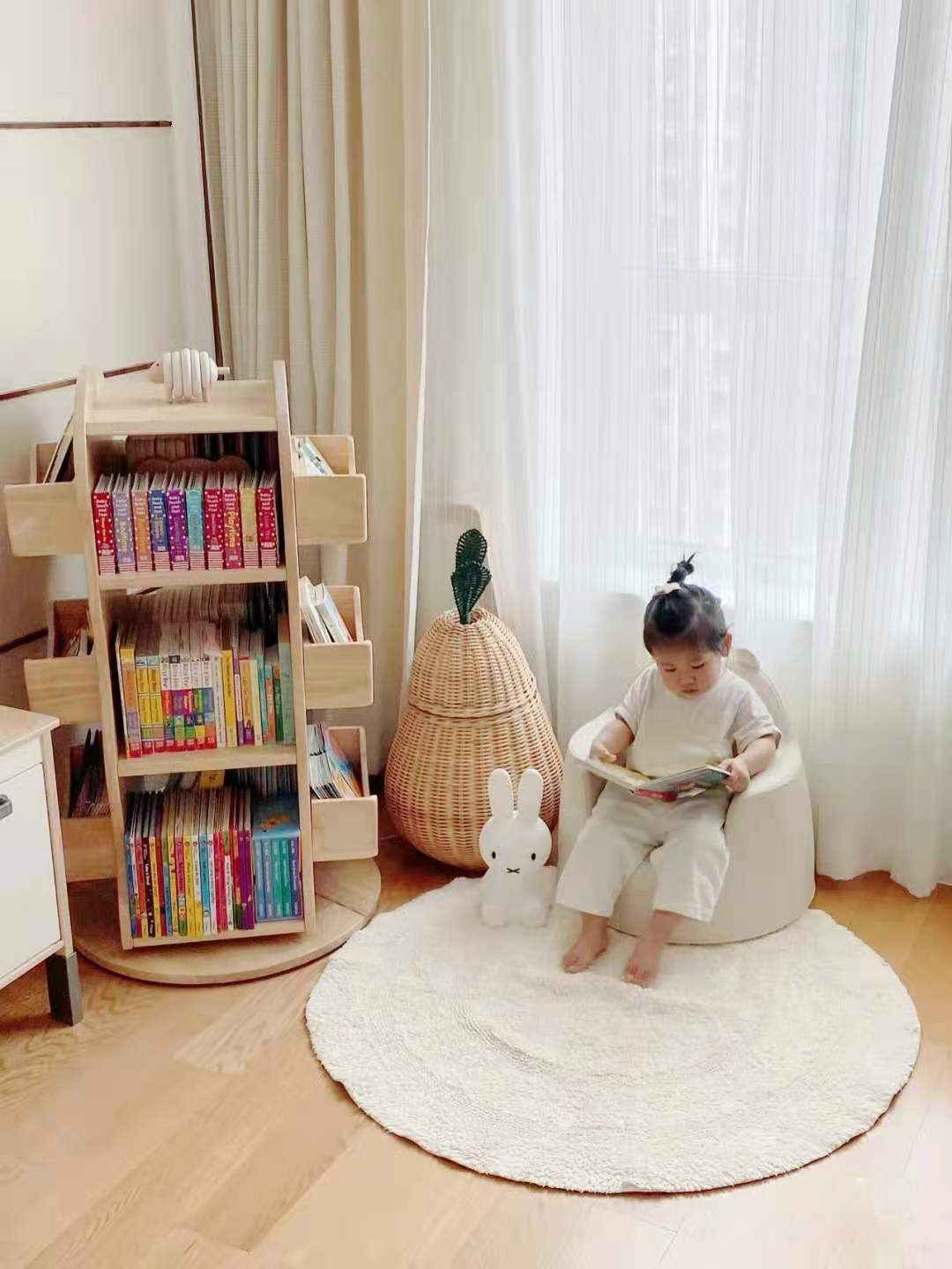 儿童房划分出阅读休闲区域，为孩子提供了一个舒适轻松的娱乐空间。