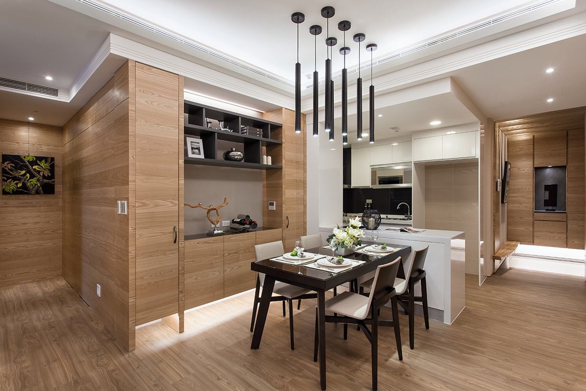 厨房和餐厅以吧台区分，木质调的空间突出了现代的层次感，营造出精致格调。