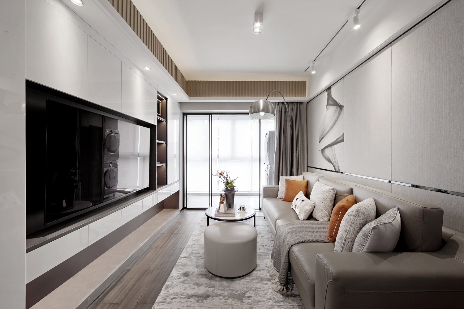 客厅采用米色和白色作背景，形成精简素雅的视觉体系，搭配橘色软装，凸显生活质感。