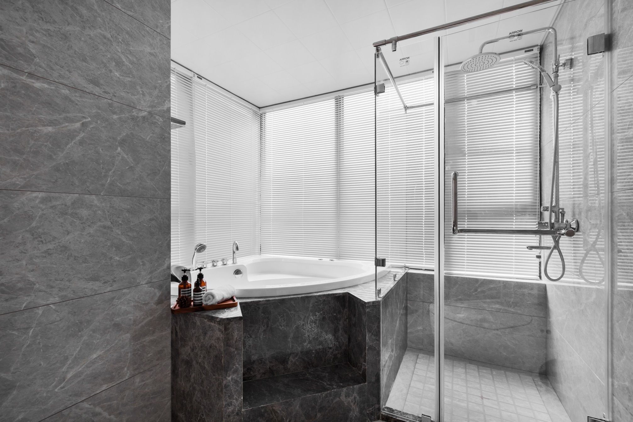 卫浴空间使用大理石渲染氛围，浴缸设计富有设计感和高端感，营造出理性优雅的生活情趣。