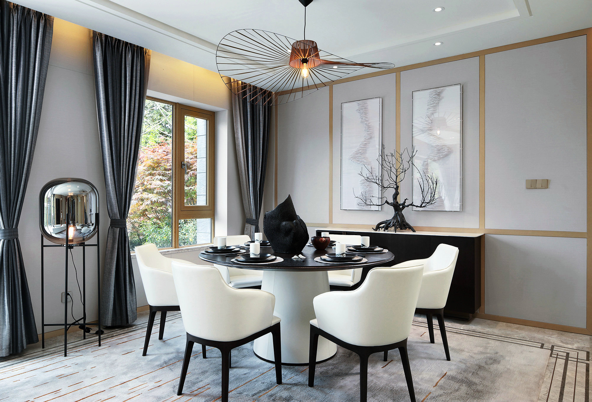 设计师采用白色餐柜配以黑色餐桌，制造出一方静雅安宁的用餐氛围。