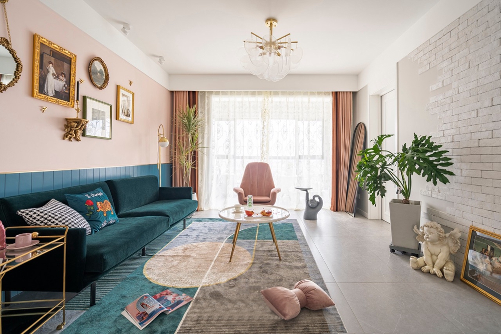 一进客厅就给人如沐春风的感觉，蓝色的沙发设计搭配粉色背景墙，凸显自然浪漫气息。