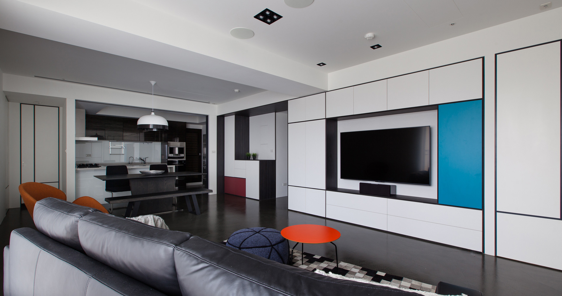纯白的主色调与质朴的黑色勾勒，为电视机背景墙带来洁净素雅之感。