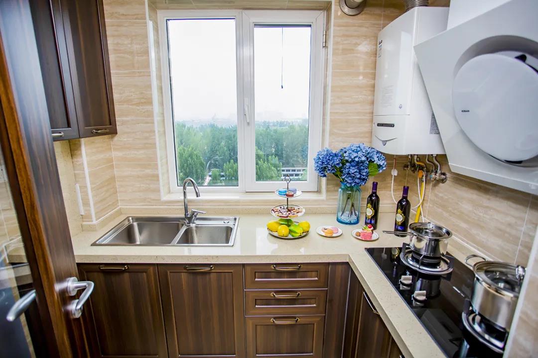 厨房设计将东方元素与现代家居完美融合，呈现出一种令人舒心的美。