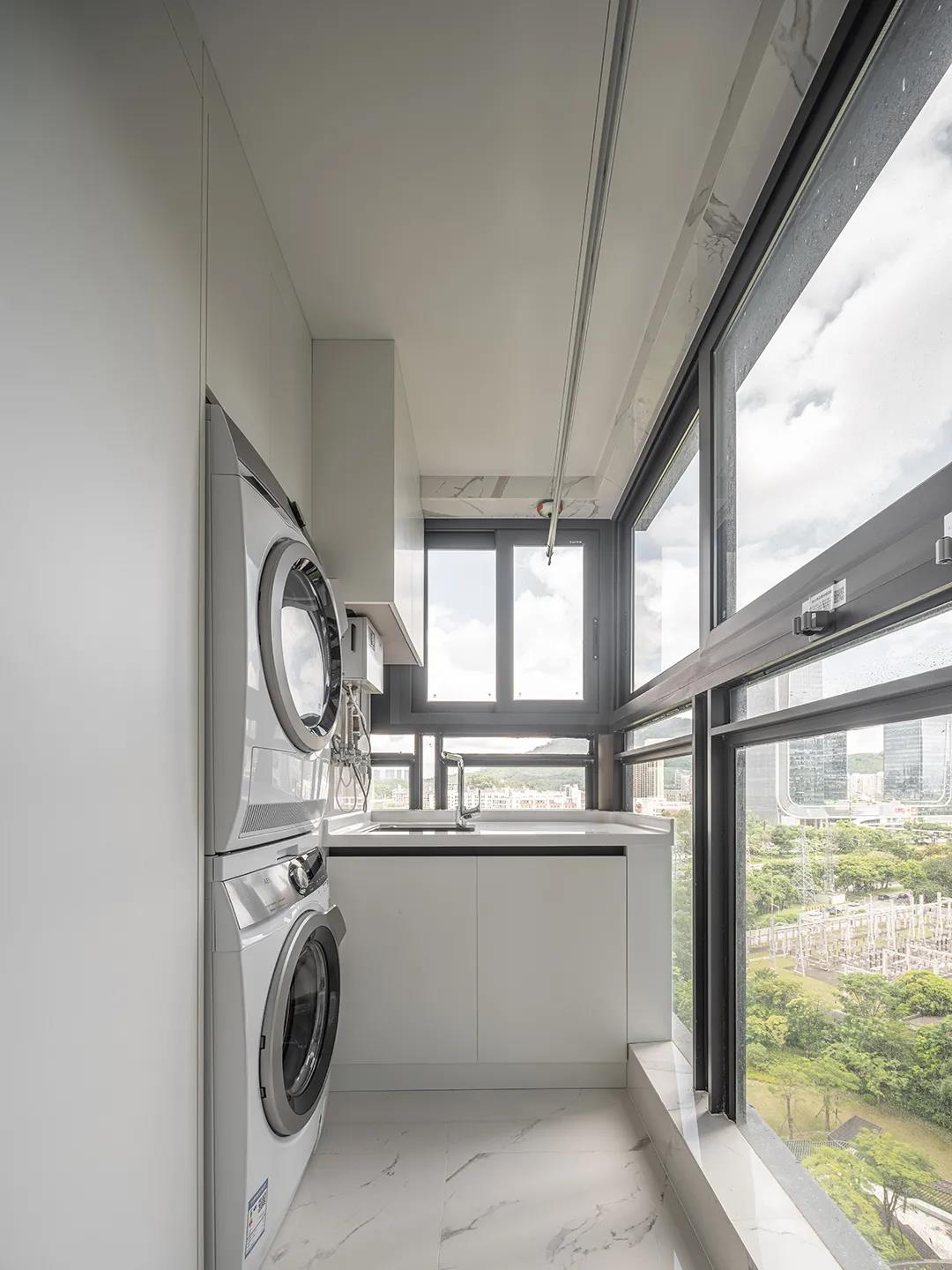 在阳台设计洗衣机增强了阳台的实用功能，缩短了洗衣、晾衣的动线。