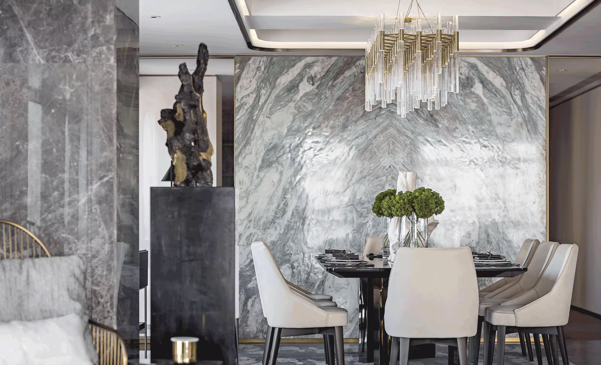 餐厅背景墙使用灰色大理石铺贴，空间更加和谐统一，展示出主人的富足与品味。