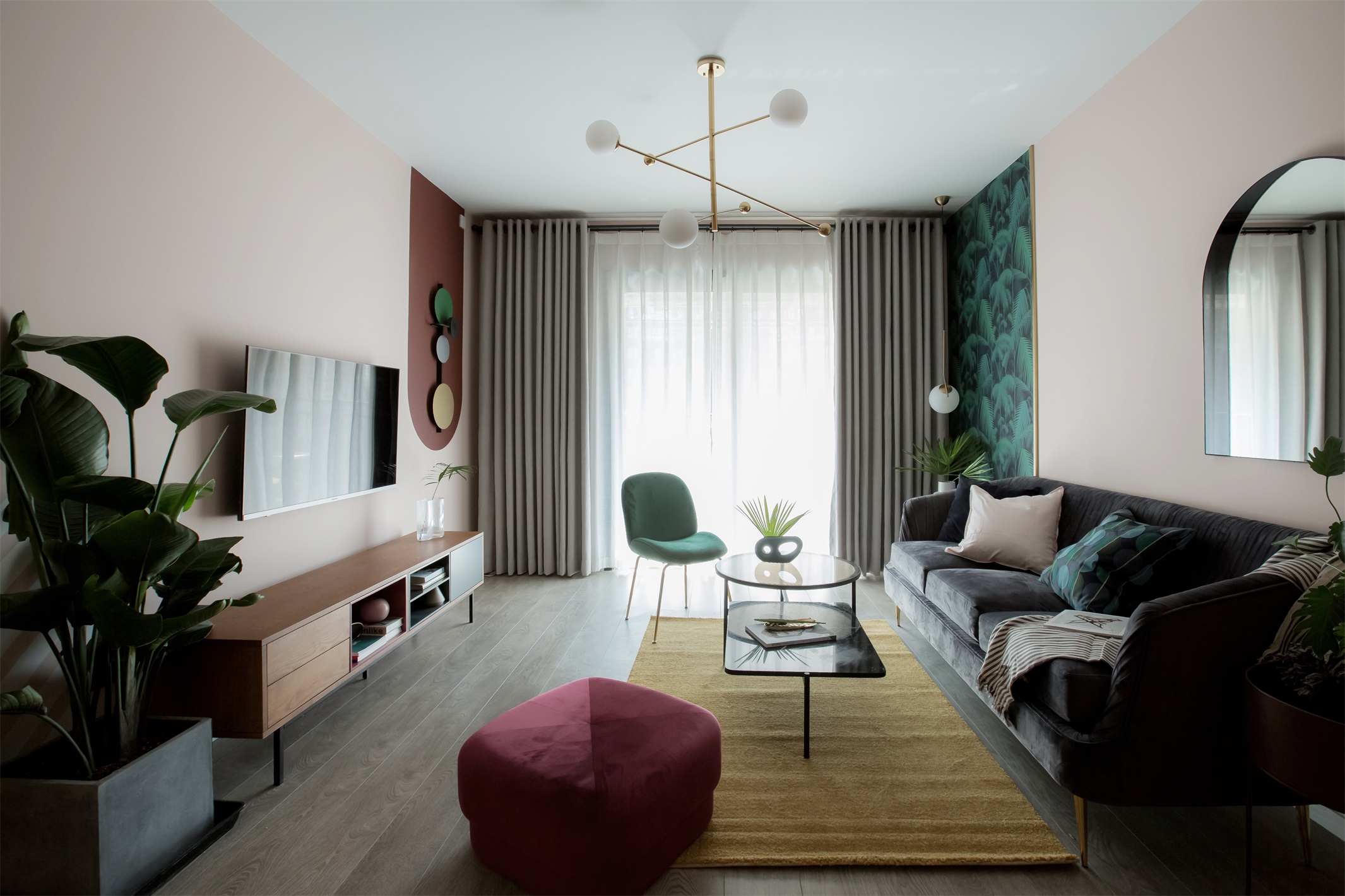 客厅无吊顶设计，色块式的家具赋予了客厅精致而优雅的空间格调。