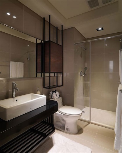 卫生间采用了干湿分离设计，米色背景搭配黑色洗手台，营造出清新柔和的现代风情。