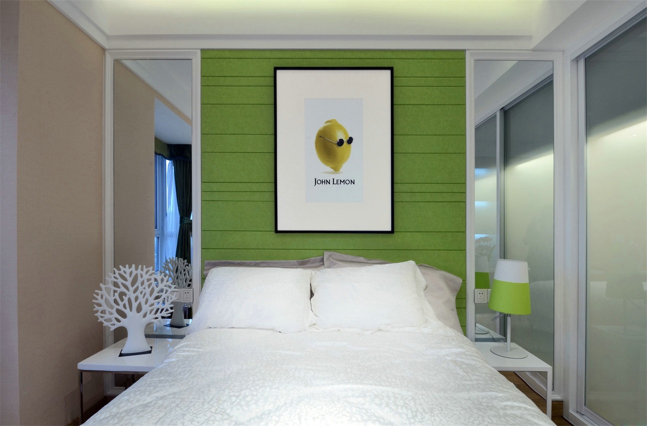 侧卧背景墙使用果绿色渲染，搭配两侧镜面设计，营造出高雅的格调。