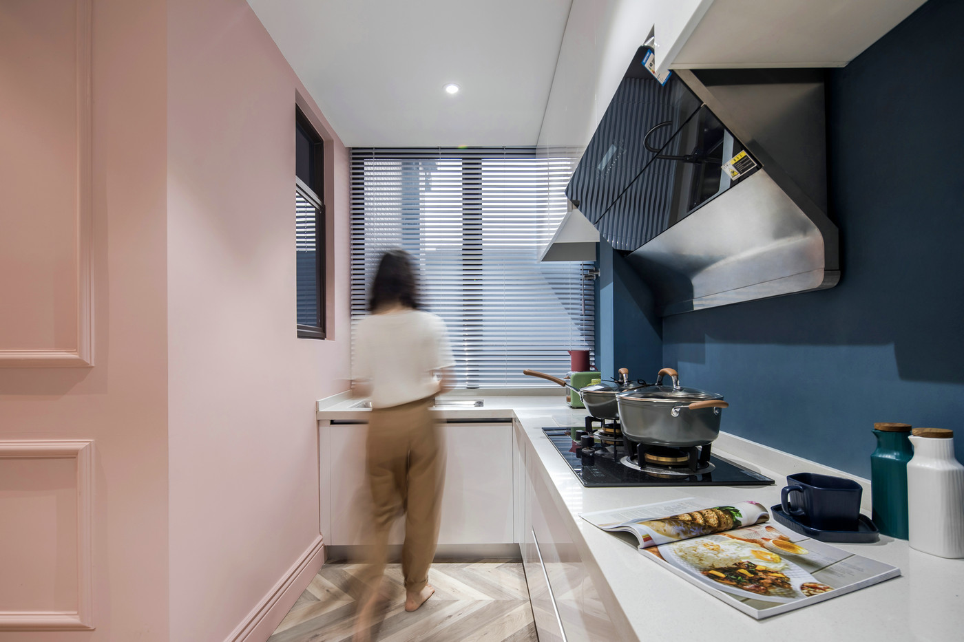 L型厨房沿用蓝色与粉色搭配，营造出一个极具包容感的欧式空间。