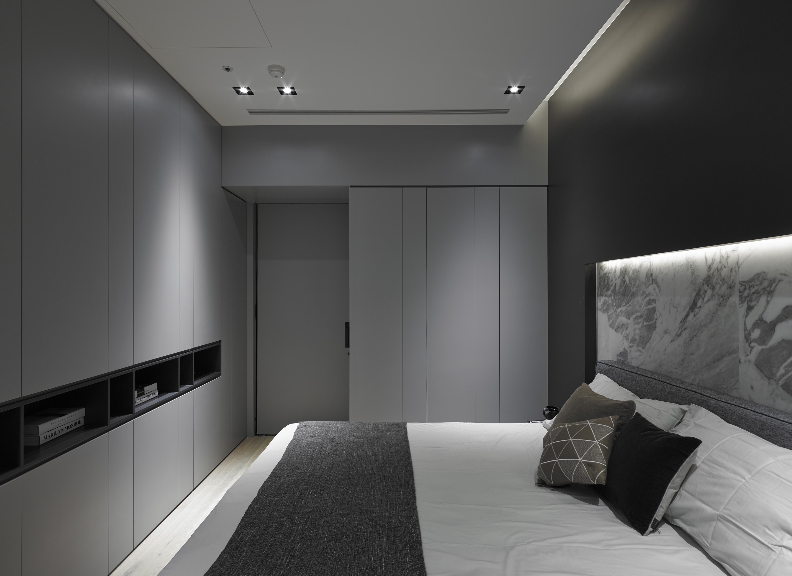 主卧无主灯设计，嵌入式白色衣柜与墙体颜色贴近，使空间充满素雅的气息。