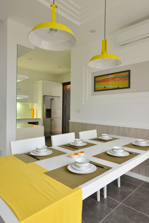 厨房与餐厅邻近，白色橱柜和白色背景墙融为一体，嵌入式放置冰箱的方法提升了空间利用率。