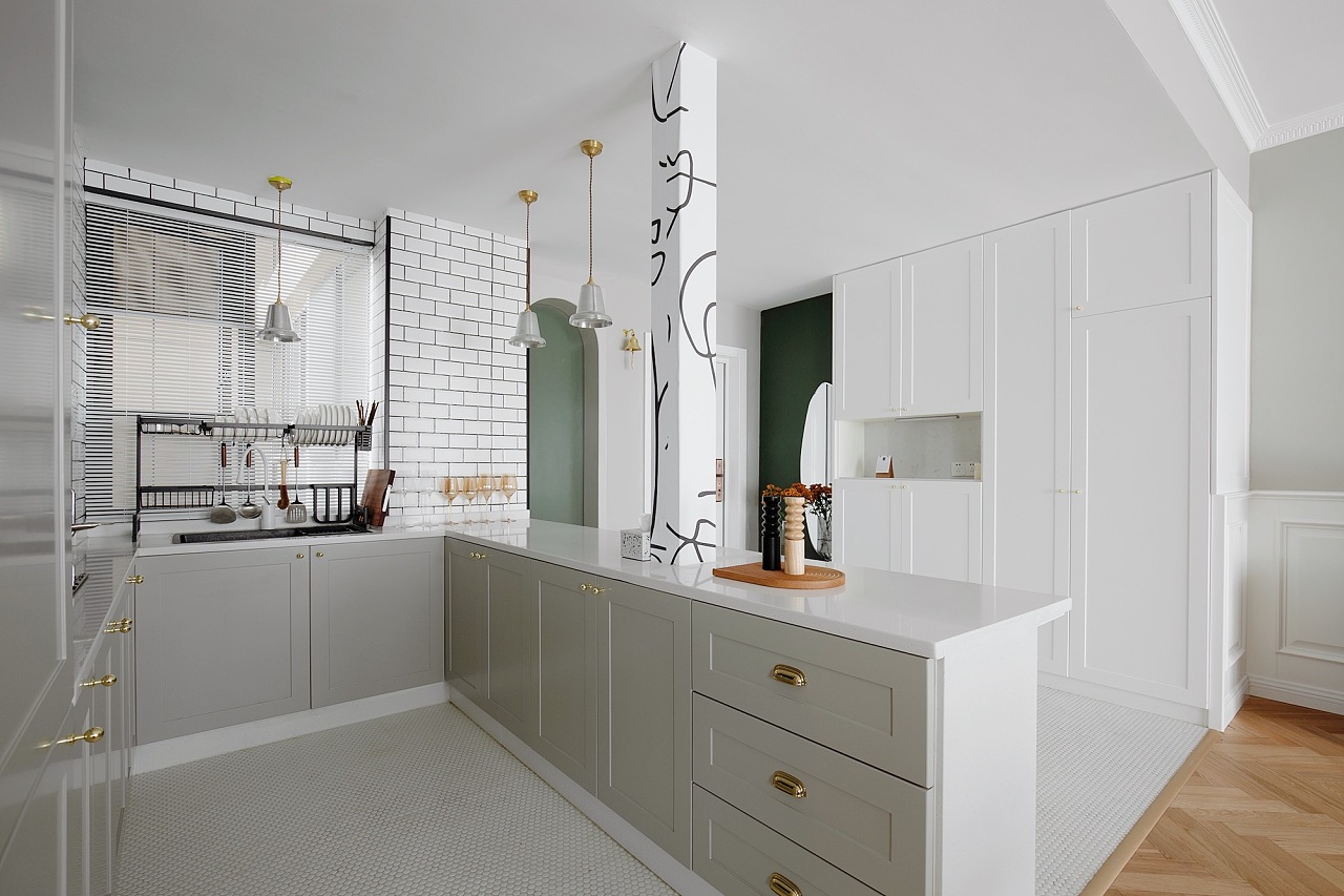 白色的背景主色调，搭配浅色橱柜，格调精致，展现出厨房空间的温馨浪漫。