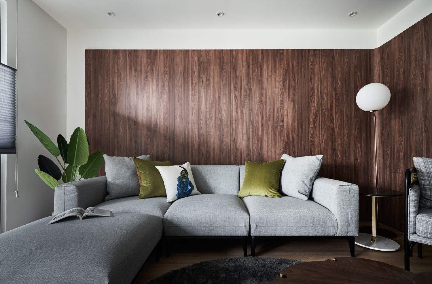 客厅设计十分素雅，灰色沙发和绿色抱枕的碰撞，营造出空间的时尚感。