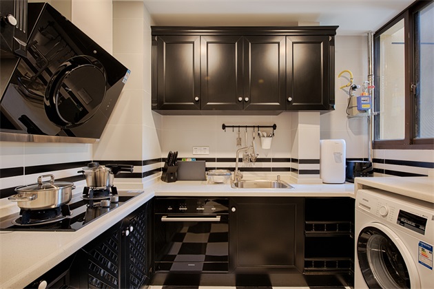 厨房选材给人以通透清爽的视觉观感，增加了洗衣柜后，增强了空间的功能性。
