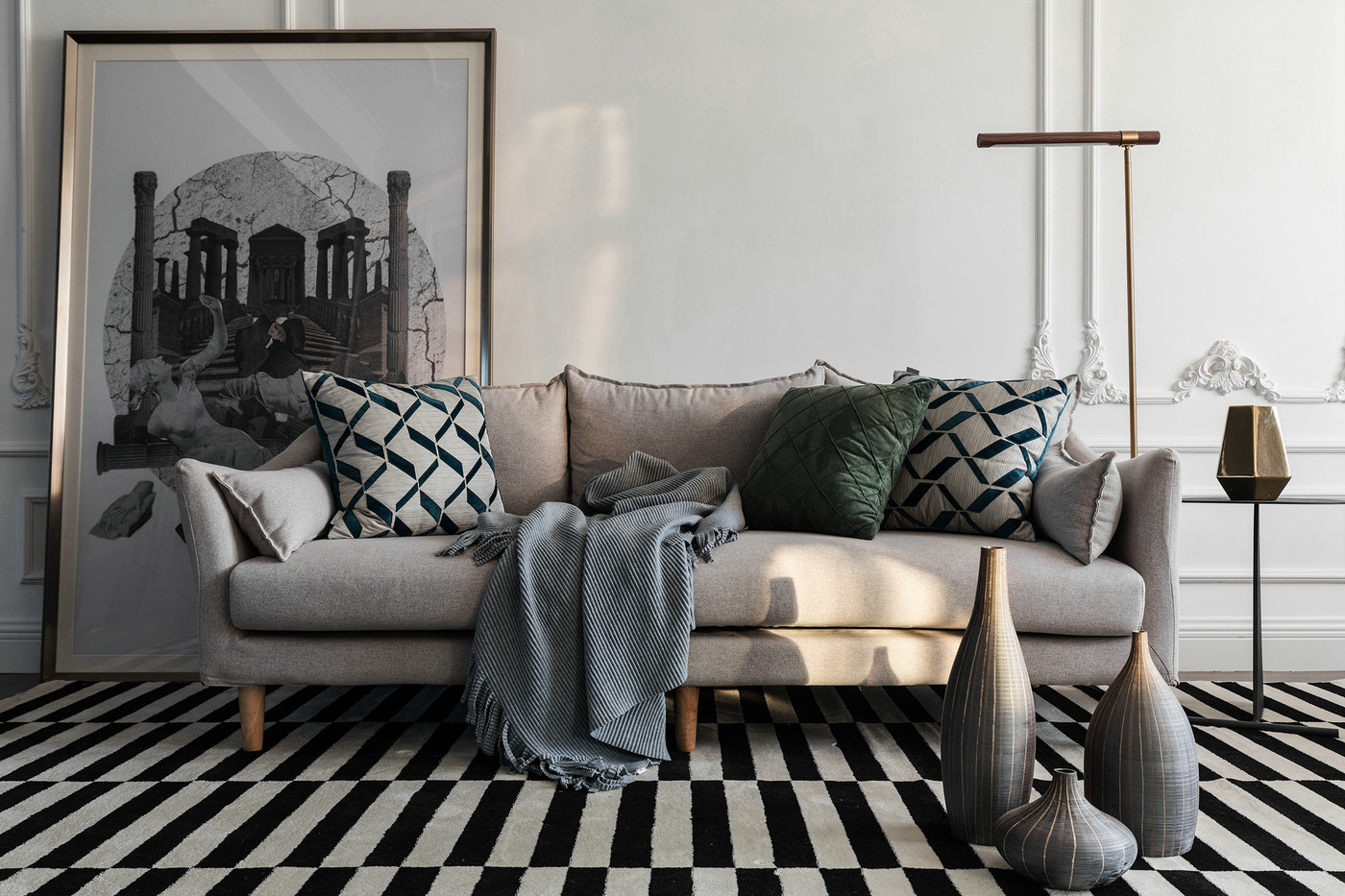 艺术造型的布艺沙发，温暖和谐，一大片的黑白相间的地毯花纹十分晃眼。