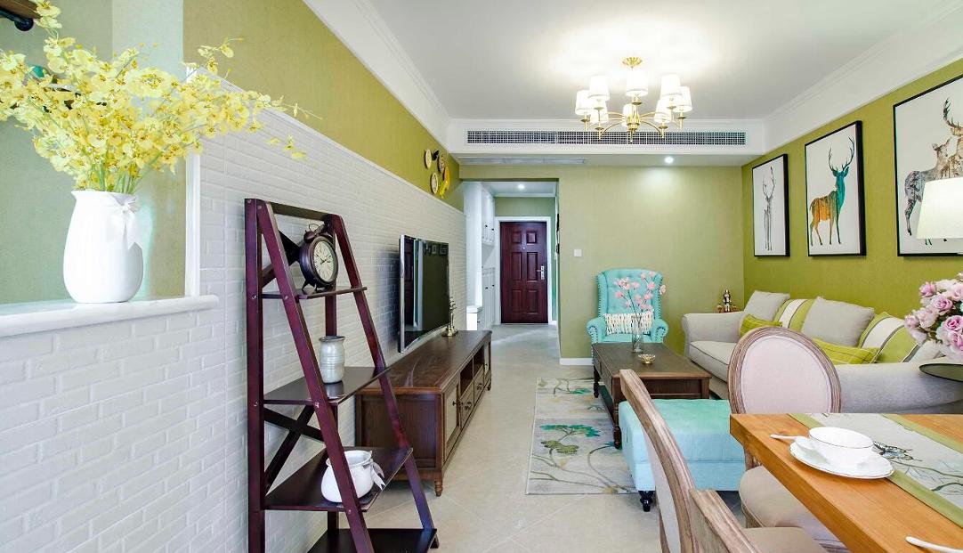 客厅绿色墙面+白色文化墙，多彩壁画点缀，鲜亮插花衬托，文艺又活力。