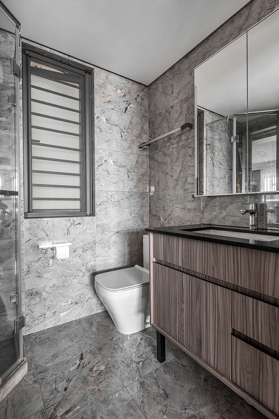 卫生间使用线条简约流畅的家具，背景色彩上糅合强烈，现代感浓厚。