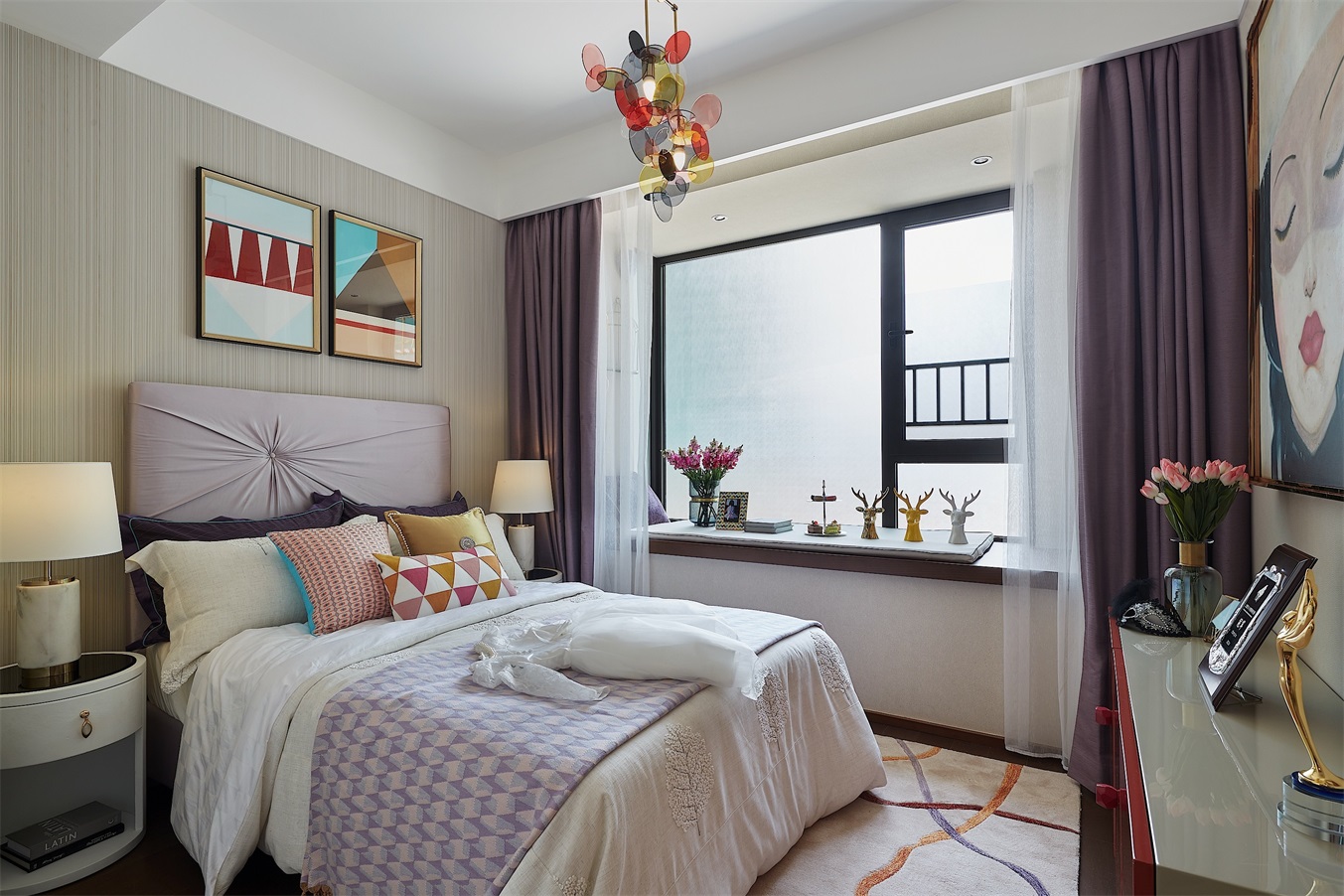 卧室运用米色硬包作为背景，明亮的装饰画与背景形成鲜明对比，扩散视觉冲击力。