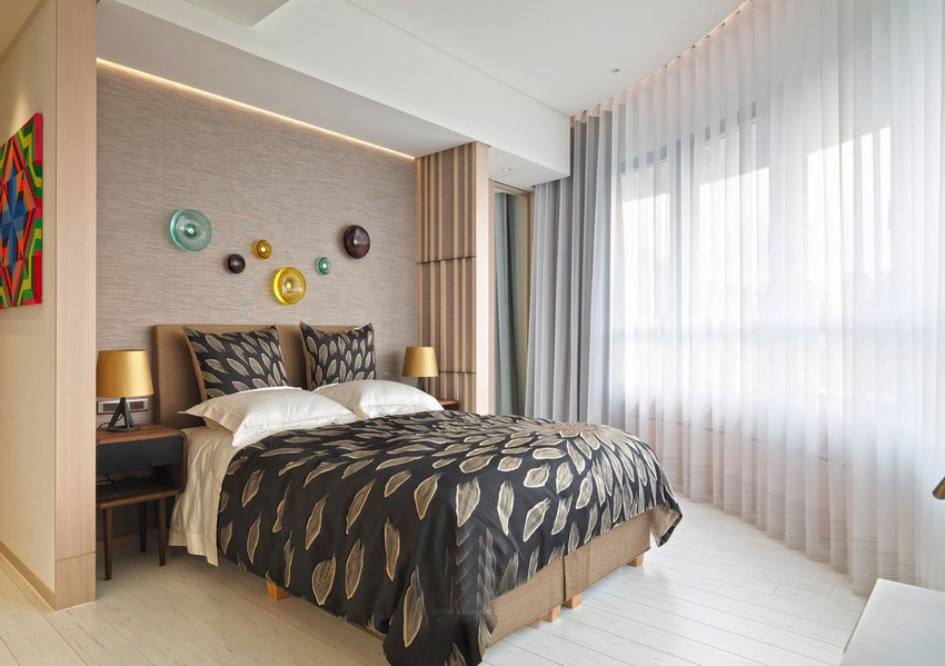 主卧空间拥有较好的采光，硬装主要以米色为基调，营造出静谧的氛围。