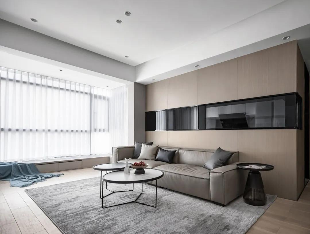 客厅空间笼罩在木质调的温柔气质中，利用沙发、茶几、地毯等软装，提升了空间的品质感。